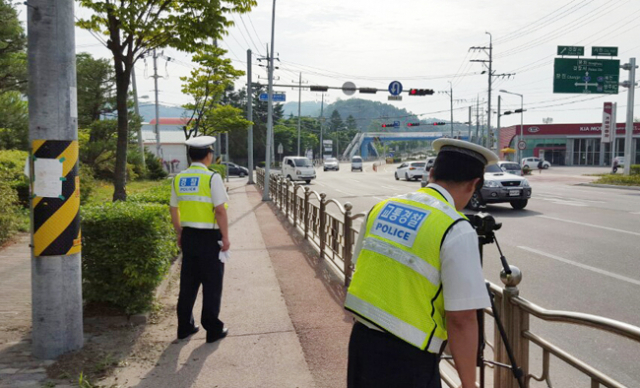 8일 오전 가흥동 제일고등학교 앞 도로에서 게릴라식 캠코더 단속을 펴고 있다. 마경대 기자