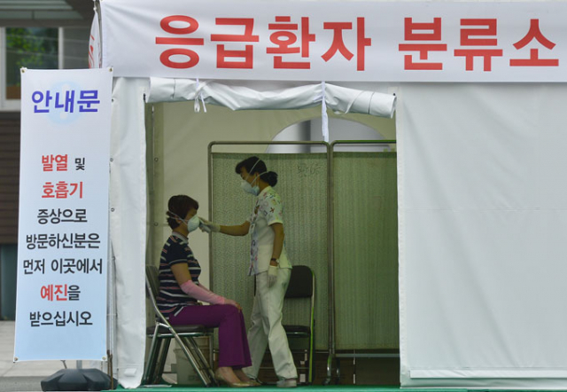 대구의료원 감염관리센터 입구에 설치된 응급 환자 분류소에서 의료진이 방문자의 열을 측정하고 있다. 매일신문 D/B