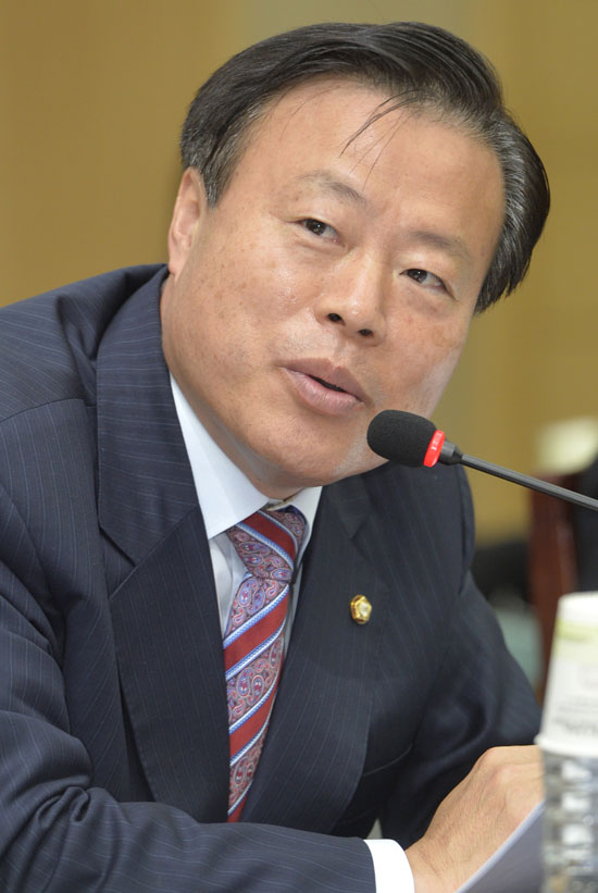 이한성 국회의원이 차기 새누리당 경북도당위원장으로 내정됐다. 매일신문 D/B