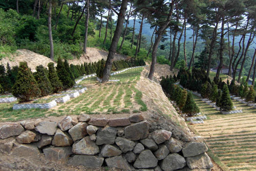 경산 용성면의 한 사찰이 절 옆 산지에 전용허가도 받지 않고 장비를 동원해 공사를 했다. 사진은 사찰 측이 산지를 훼손한 뒤 만든 화분장묘. 김진만 기자