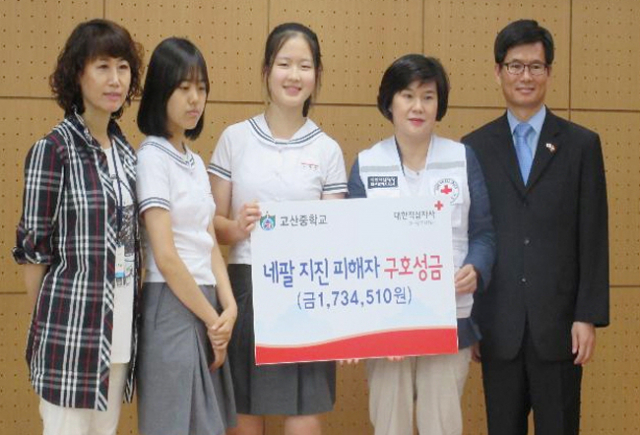 가창중 제17회 동기회가 9일 모교를 방문해 인문도서 기부 릴레이에 동참할 의사를 밝히며 100만원을 전달했다. 가창중 제공