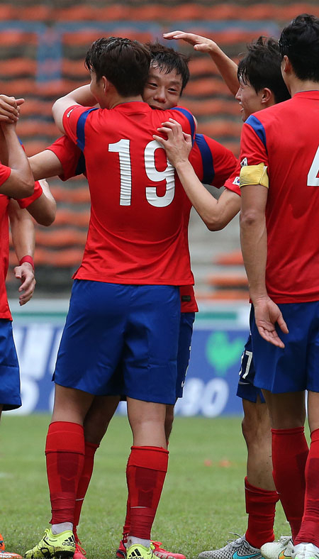 한국 축구대표팀 염기훈(가운데)이 11일 말레이시아 샤알람의 샤알람 경기장에서 열린 아랍에미리트(UAE)와의 평가전에서 첫 골을 넣은 뒤 동료의 축하를 받고 있다. 연합뉴스