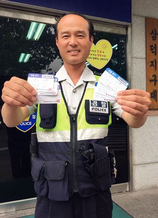 대구 중부경찰서 삼덕지구대 소속 금동직 경위가 헌혈증서를 들고 있다. 금 경위는 자타공인 대구경찰 헌혈왕이다.