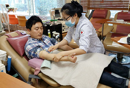 헌혈을 하기 위해 침상에 누운 홍준표 기자.
