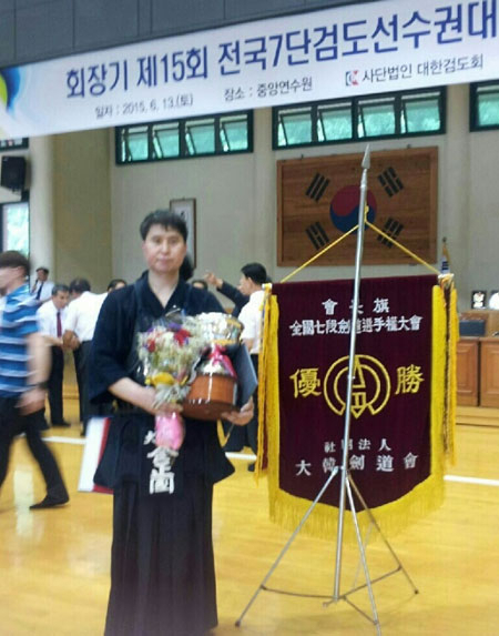전국 7단 검도선수권대회에서 우승한 김정국 검도관장. 대구시검도회 제공
