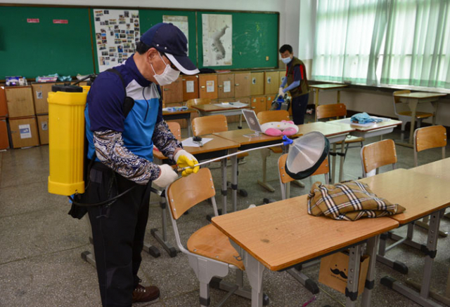 메르스 확진 판정을 받은 교사가 근무한 포항 한 고교에서 14일 방역 작업이 진행되고 있다. 우태욱 기자 woo@msnet.co.kr