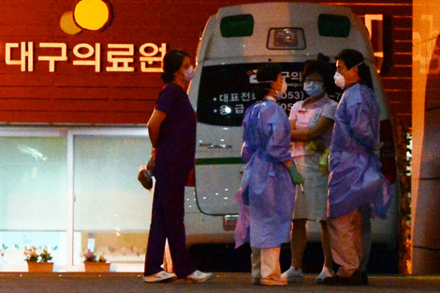 15일 오후 메르스 1차 양성 반응을 나타낸 남구청 공무원 K씨가 격리된 대구의료원 응급실 앞에서 마스크를 쓴 의료진들이 삼삼오오 모여 이야기를 나누고 있다. 정운철 기자 woon@msnet.co.kr
