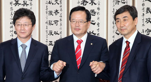 정의화 국회의장(가운데)과 새누리당 유승민(왼쪽), 새정치민주연합 이종걸 원내대표가 15일 오후 국회의장실에서 국회법 개정안 등을 협의하기 위해 만나 정 의장의 제안으로 손을 잡고 있다. 연합뉴스