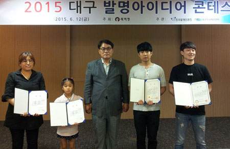 대구상공회의소 지식재산센터는 12일 2015 대구 발명 아이디어 콘테스트 수상자들을 시상했다. 왼쪽부터 하경애 씨, 이유리 양, 김종흥 대구상공회의소 지식재산센터장, 천유환 씨, 류재영 씨. 대구상공회의소 제공