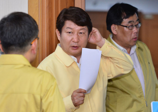 대구에서 처음으로 메르스 확진 환자가 발생한 15일 오후 대구시청 2층 상황실에서 권영진 시장이 긴급 비상대책회의를 열고 실, 국장들에게 철저한 역학조사를 지시하고 있다. 정운철 기자 woon@msnet.co.kr