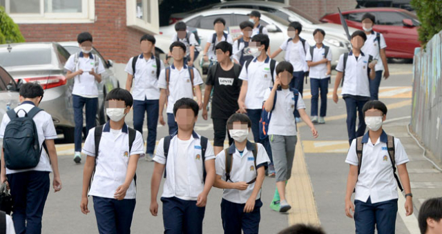 16일 오후 메르스 확진 판정을 받은 K씨의 아들이 다니는 학교 학생들이 마스크를 쓴 채 하교하고 있다. 김영진 기자 kyjmaeil@msnet.co.kr