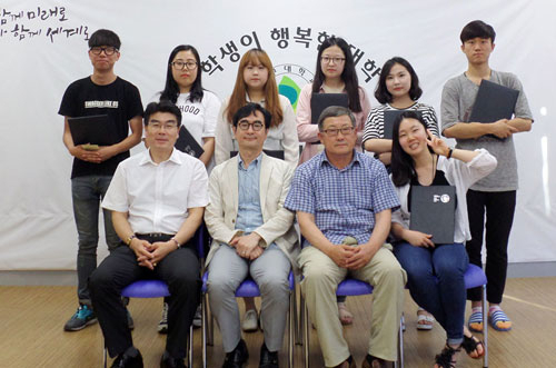 지난 9일 사랑나누기 공모전에서 입상한 학생들이 대학 관계자들과 함께 기념사진을 찍고 있다. 대구대 제공