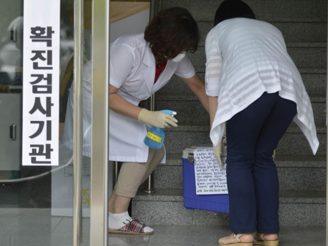 18일 대구시보건환경연구원 연구사(왼쪽)가 보건소 직원이 가져온 메르스 감염 의심 환자의 가검물을 전달받고 있다. 대구 메르스 확진검사기관인 이곳에서는 현재까지 109건의 메르스 확진 여부 검사가 진행됐다. 우태욱 기자 woo@msnet.co.kr