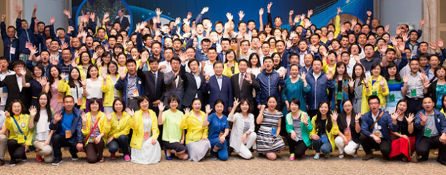 중국 청년 공무원 200여명이 구미시를 방문. 창조경제혁신센터를 둘러보고 기념사진을 찍었다. 구미시 제공