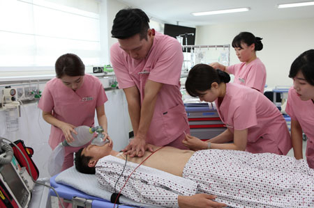 간호학과 학생들의 실습 장면. 대구과학대 제공