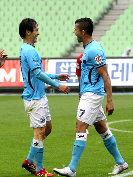 대구FC의 조나탄과 노병준이 20일 대구스타디움에서 열린 부천FC와의 경기에서 전반 42분 선제골을 합작한 뒤 환호하고 있다. 대구FC 제공