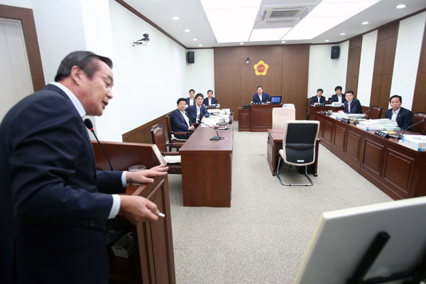 대구시의회 건설교통위원회는 19일 대구도시철도 3호선의 운행지연 사태와 관련, 도시철도공사로부터 긴급 현안사항 보고를 받고 재발방지를 위한 철저한 대책을 촉구했다. 대구시의회 제공