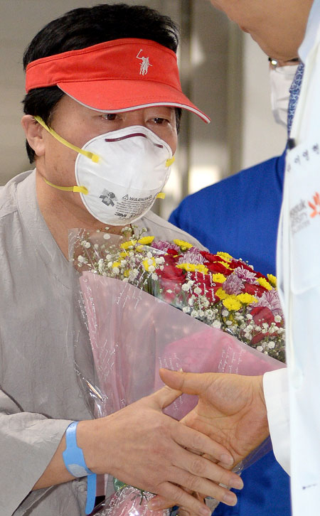 경북 내 첫 메르스 확진 판정을 받고 동국대 경주병원에서 격리 치료를 받던 포항의 한 고등학교 교사 Y씨가 완치 판정을 받고 22일 오후 퇴원을 하기 전 주치의와 악수를 나누며 눈물을 글썽이고 있다. 김영진 기자 kyjmaeil@msnet.co.kr