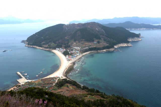 통영시 비진도 산호길 미인전망대에 올라서면 비진도 해변과 한려해상 풍경을 조망할 수 있다. 김승권 경남신문 기자
