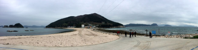북쪽 섬과 남쪽 섬을 연결해주는 긴 사주.