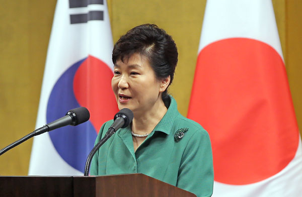 박근혜 대통령이 22일 오후 서울 중구 소공동 웨스틴조선호텔에서 주한 일본대사관 주최로 열린 한일 국교정상화 50주년 기념 리셉션에서 축사를 하고 있다. 연합뉴스