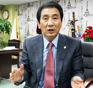 김영오 서문시장 상가연합회장이 올 하반기 서문야시장(가칭)을 신설해 서문시장을 글로벌 명품시장으로 만들겠다는 포부를 밝혔다. 홍준헌 기자