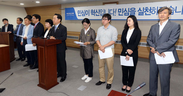 새정치민주연합 김상곤 혁신위원장과 혁신위원들이 23일 오전 광주시의회 대회의실에서 기자회견을 열어 첫 번째 혁신안을 발표하고 있다. 연합뉴스