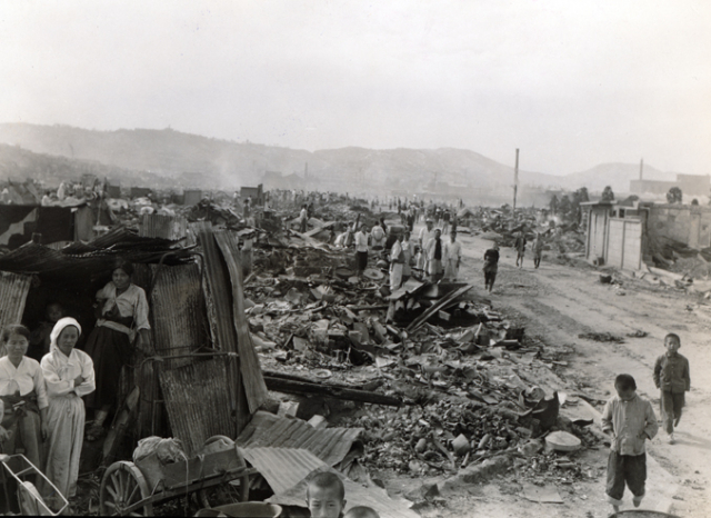 1950년 9월 28일 동서울의 폐허가 된 고향 집터를 배회하고 있는 피난민들