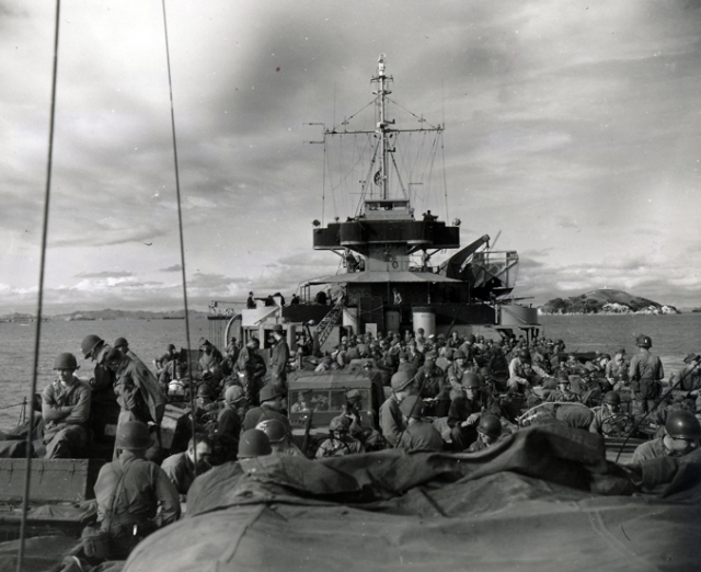 1950년 9월 17일 인천 인천항에 상륙하기 위해 기다리는 미 제7사단