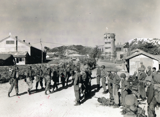1950년 7월 18일 포항 해안에서 내륙으로 이동하는 미 제1기 갑사단