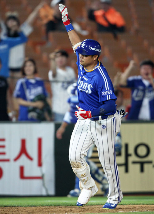 삼성 박한이가 24일 부산 사직구장에서 롯데전에서 5회 중월 3점홈런을 치고 나서 베이스를 돌고 있다. 삼성 라이온즈 제공