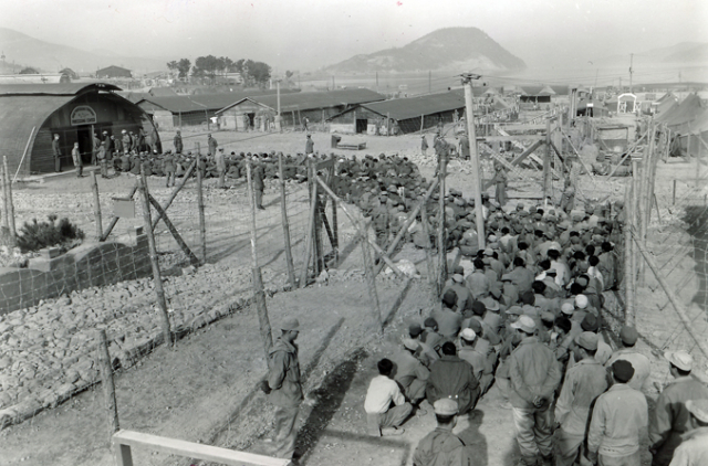 1951년 12월 10일 거제도 포로수용소로 이송돼 온 공산당 포로들