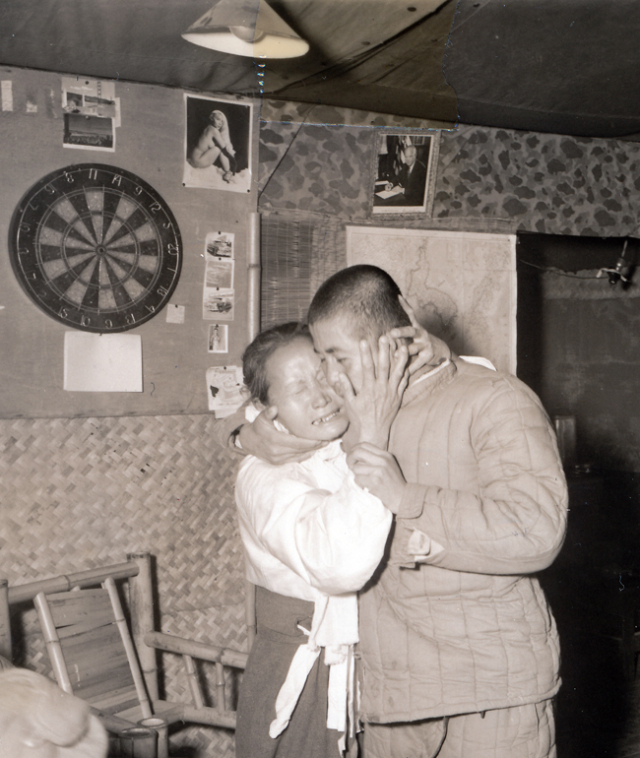 1953년 11월 25일 북한 강제노동수용소에서 남한으로 탈출한 아들을 얼싸안고 기뻐하는 어머니