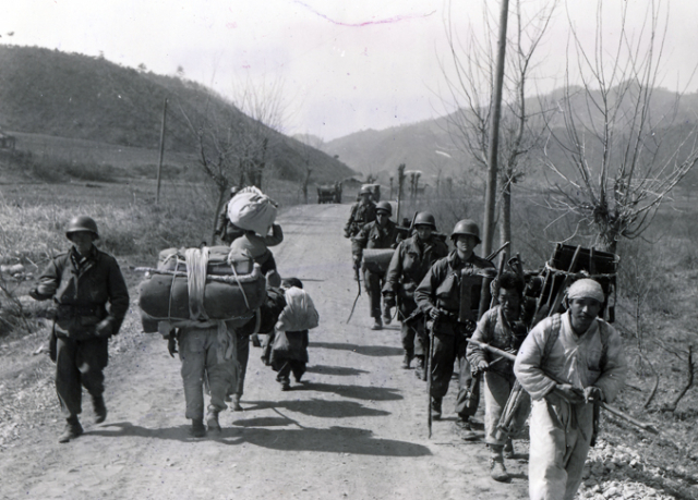 1951년 3월 13일 고향으로 돌아가는 피난민과 미 제1기갑사단 보병대