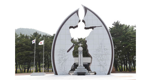 장사해변에 건립된 장사상륙작전 전몰용사 위령탑. 영덕군 제공