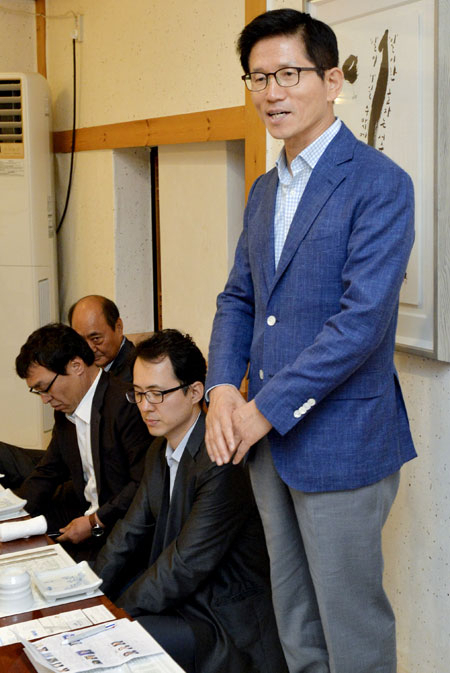 김문수 전 경기도지사가 24일 오후 대구 시내 한 식당에서 내년 총선 대구 수성갑 출마를 선언했다. 우태욱 기자 woo@msnet.co.kr