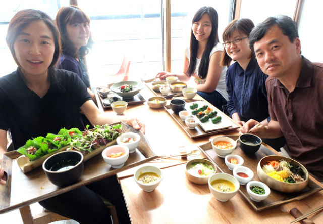 라이라이 중국어 박규열 대표와 직원들이 중구 근대골목투어의 식당 명소로 떠오른 한국식 디저트 카페 