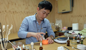 홍준표 기자가 제습제와 방향제 기능을 가진 석고 오너먼트를 만들기 위해 실리콘 몰드에 석고를 붓고 있다.