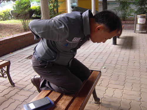 경산의 모 대학 기숙사에서 동급생들로부터 집단폭행을 당한 대학생의 아버지 김진규 씨가 24일 경산경찰서를 찾아 아들이 맞았던 당시 상황을 재연해 보이고 있다. 김진만 기자