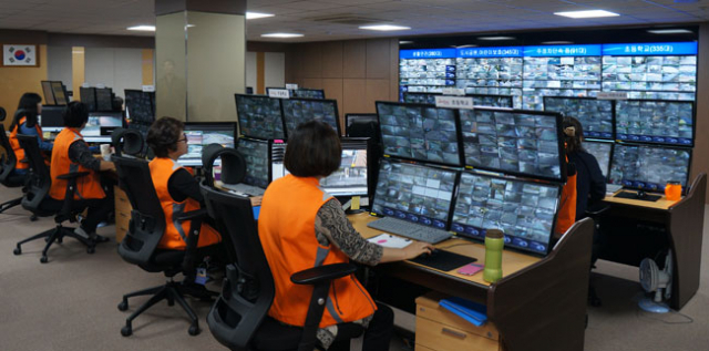 남구 대명동에 위치한 대구시 CCTV 통합관제센터 요원들이 CCTV 영상 화면을 살펴보고 있다. 대구시 제공