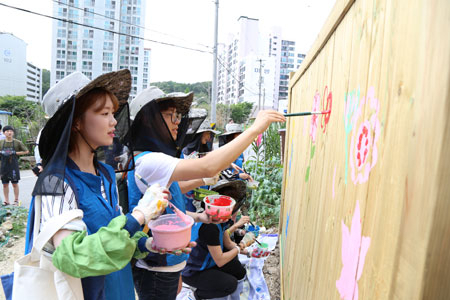 금오공대 교직원 벽화 그리기 봉사 활동. 금오공대 제공