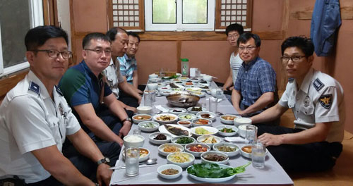 청도경찰서는 메르스로 위축된 지역 식당을 찾아 