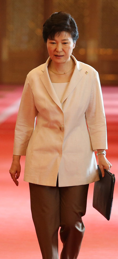 박근혜 대통령이 25일 청와대에서 열린 국무회의에 참석하고 있다. 연합뉴스