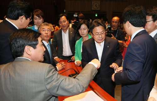 박근혜 대통령이 국회법 개정안에 대해 거부권을 행사한 25일 새정치민주연합 문재인 대표, 이종걸 원내대표 등 지도부가 긴급 의원총회에서 심각한 표정으로 논의하고 있다. 왼쪽부터 이종걸 원내대표, 전병헌 최고위원, 이언주 원내대변인, 문재인 대표, 오영식 최고위원, 추미애 최고위원, 강기정 정책위의장, 박수현 원내대변인. 연합뉴스