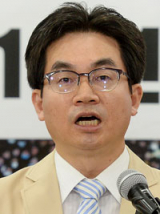 이덕영 하양중앙내과 대표원장이 25일 새누리당 대구시당에서 기자회견을 열고 내년 총선에서 수성갑 출마를 공식 선언하고 있다. 김영진 기자