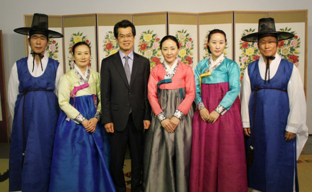 재영국 한국문화원의 김갑수(왼쪽 세 번째) 원장과 함께 한 대구향제줄풍류보존회(회장 윤선숙 맨 오른쪽) 멤버들.