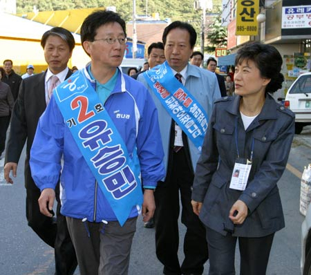 2008년 18대 총선 당시 박근혜 한나라당 대표가 유승민 후보(대구 동을)의 유세를 지원하고 있다. 유승민 의원 측 제공