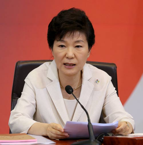 박근혜 대통령이 25일 청와대에서 열린 국무회의에서 