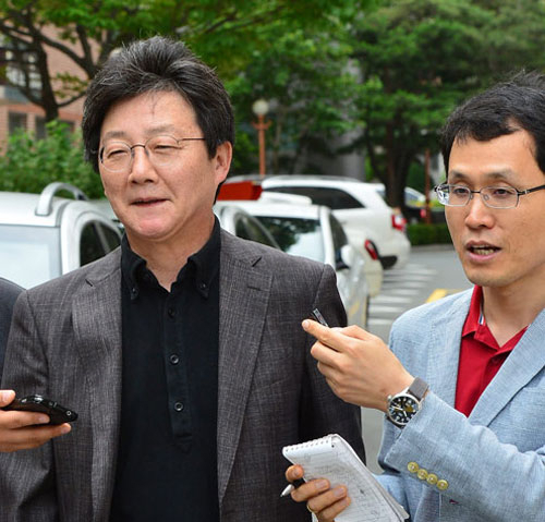 유승민 새누리당 원내대표가 28일 오전 지역구인 대구 동구 용계동 자택을 나서며 기자들의 질문을 받고 있다. 정운철 기자 woon@msnet.co.kr