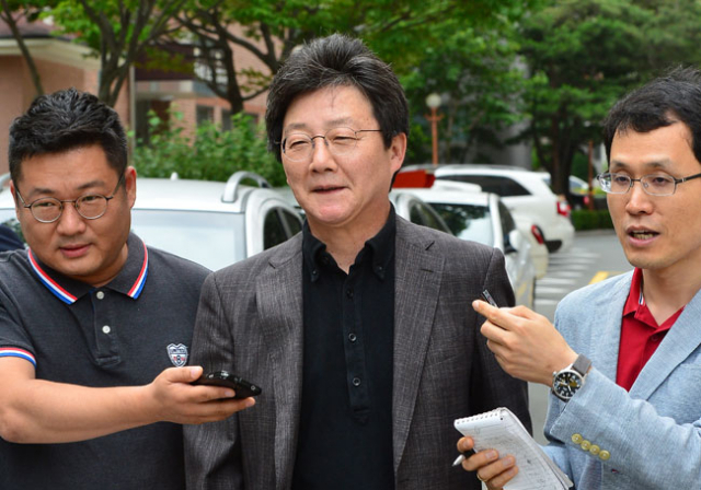 유승민 새누리당 원내대표가 28일 오전 지역구인 대구 동구 용계동 자택을 나서며 기자들의 질문을 받고 있다. 정운철 기자 woon@msnet.co.kr